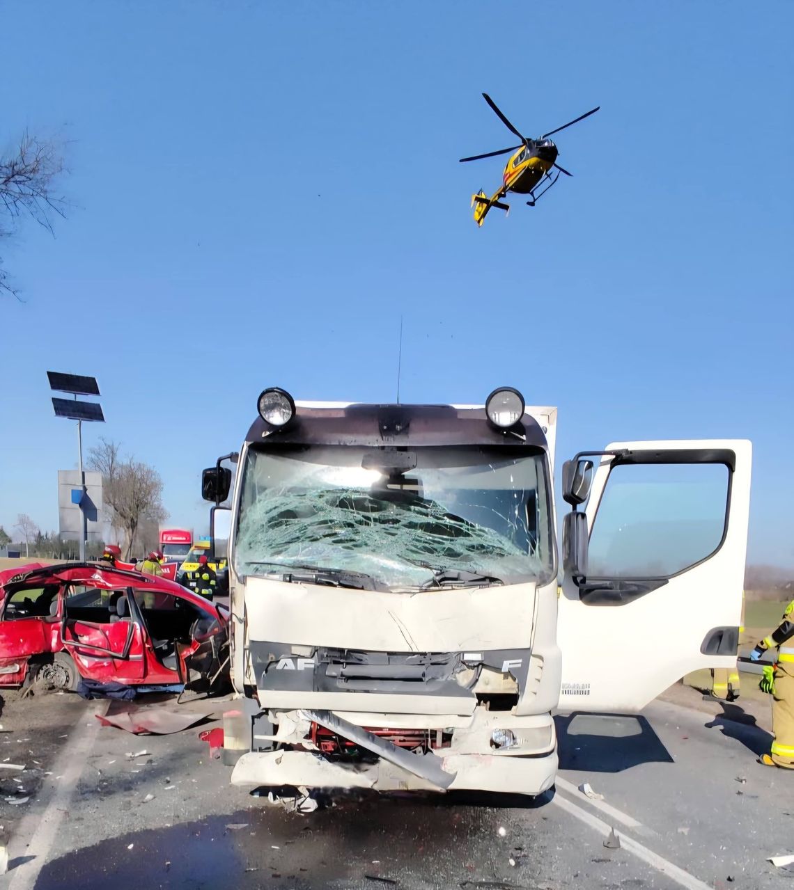 Toyota nagle zjechała na czołówkę z ciężarówką. Doszło do tragicznego wypadku. Zginęło dziecko Toyota nagle zjechała na czołówkę z ciężarówką. Doszło do tragicznego wypadku. Zginęło dziecko