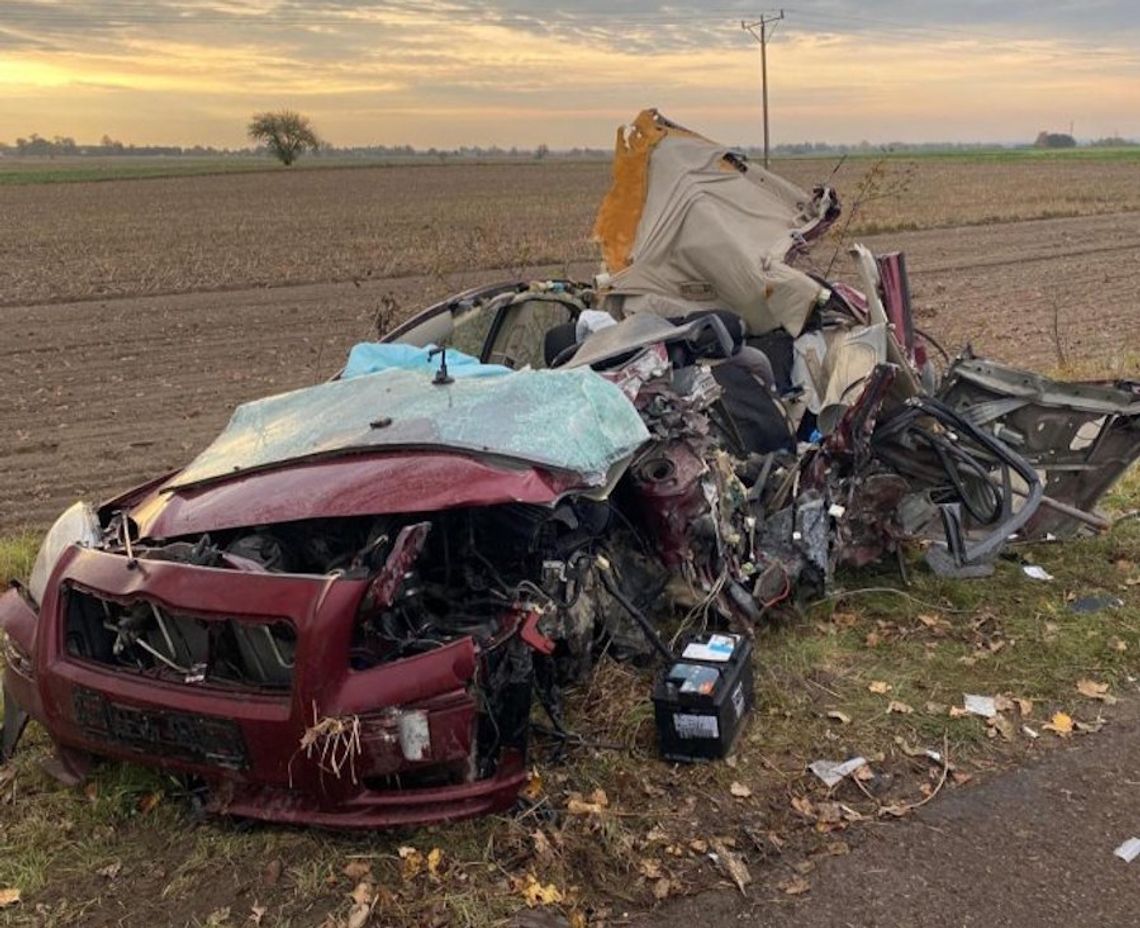 Toyota wpadła w poślizg i uderzyła w drzewo. Auto kompletnie rozbite, kierowca jest w ciężkim stanie Toyota wpadła w poślizg i uderzyła w drzewo. Auto kompletnie rozbite, kierowca jest w ciężkim stanie