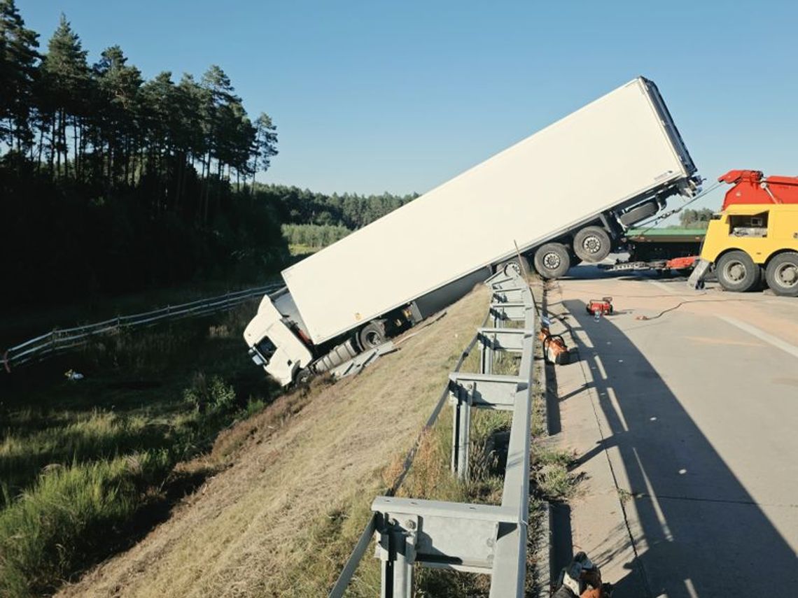 Tragedia na A4. Ciężarówka zjechała na przeciwny pas, kierowca nie żyje