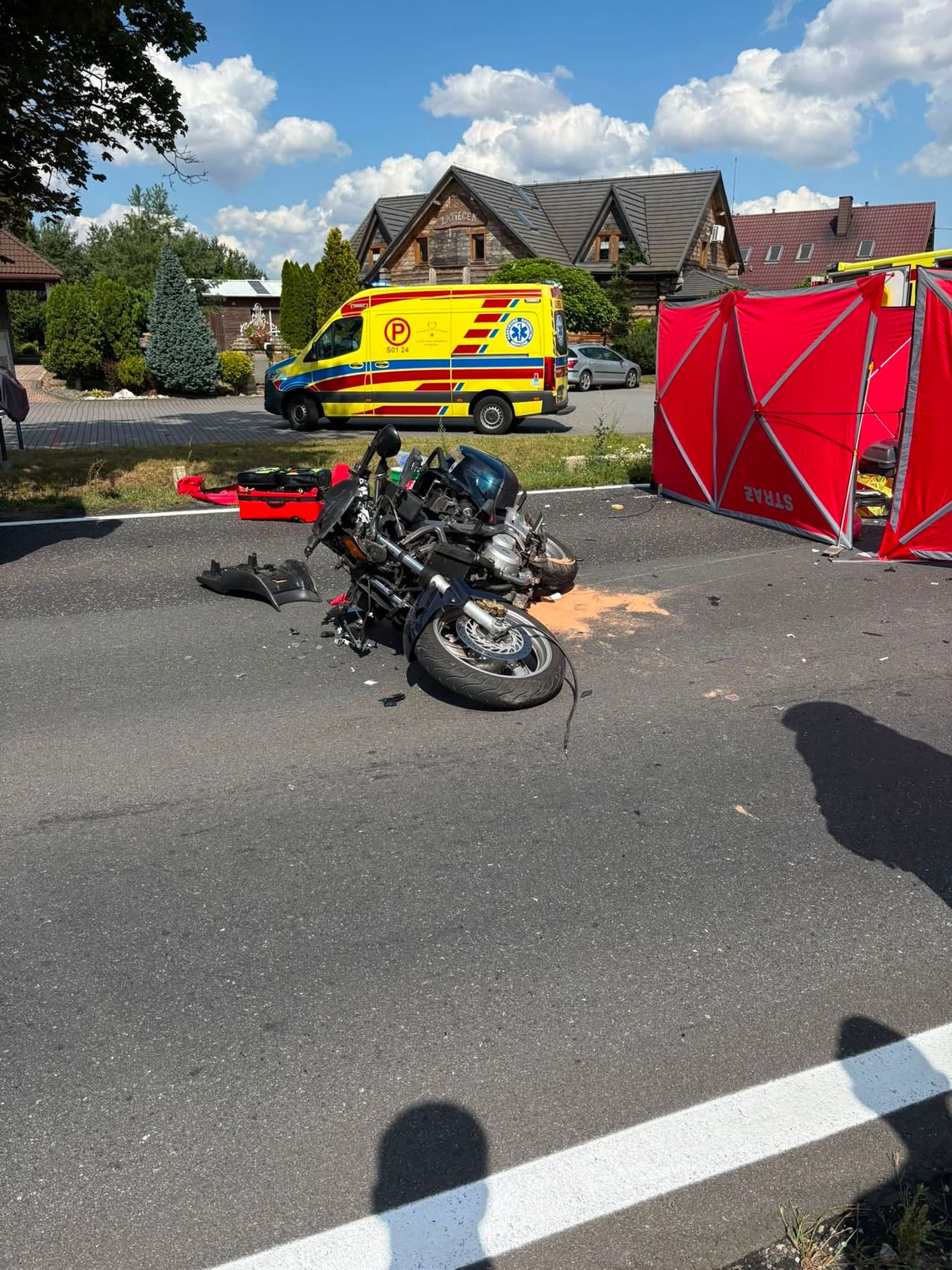 Tragedia na drodze krajowej. Motocyklista zginął po zderzeniu z samochodem osobowym Tragedia na drodze krajowej. Motocyklista zginął po zderzeniu z samochodem osobowym