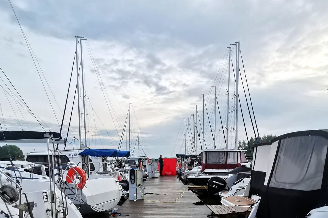 Tragedia na Mazurach. Mężczyzna spadł z pokładu łodzi do jeziora i już nie wypłynął