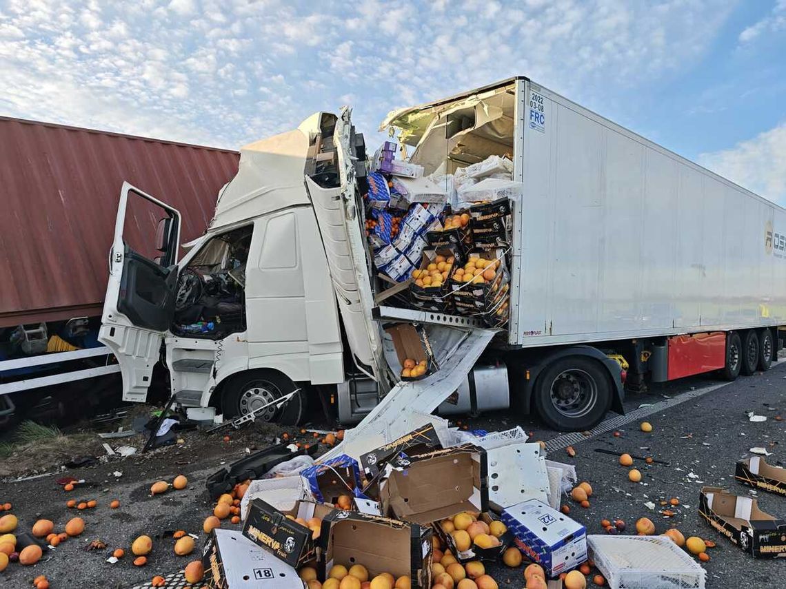 Tragedia na S7. Kabina ciężarówki zmiażdżona po uderzeniu w tył TIR-a, nie żyje 25-latek