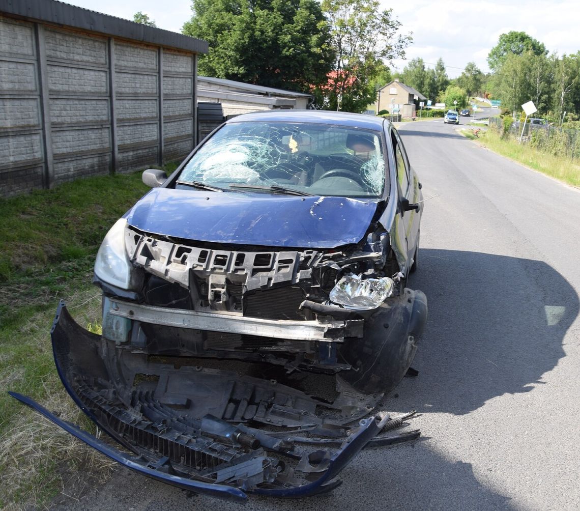 Tragedia na skrzyżowaniu. 40-letni motorowerzysta zginął po zderzeniu z samochodem osobowym