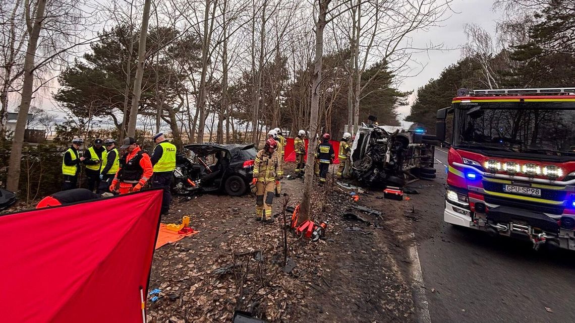 Tragedia na trasie Władysławowo-Hel. W zderzeniu osobówki z dostawczakiem zginęła kobieta