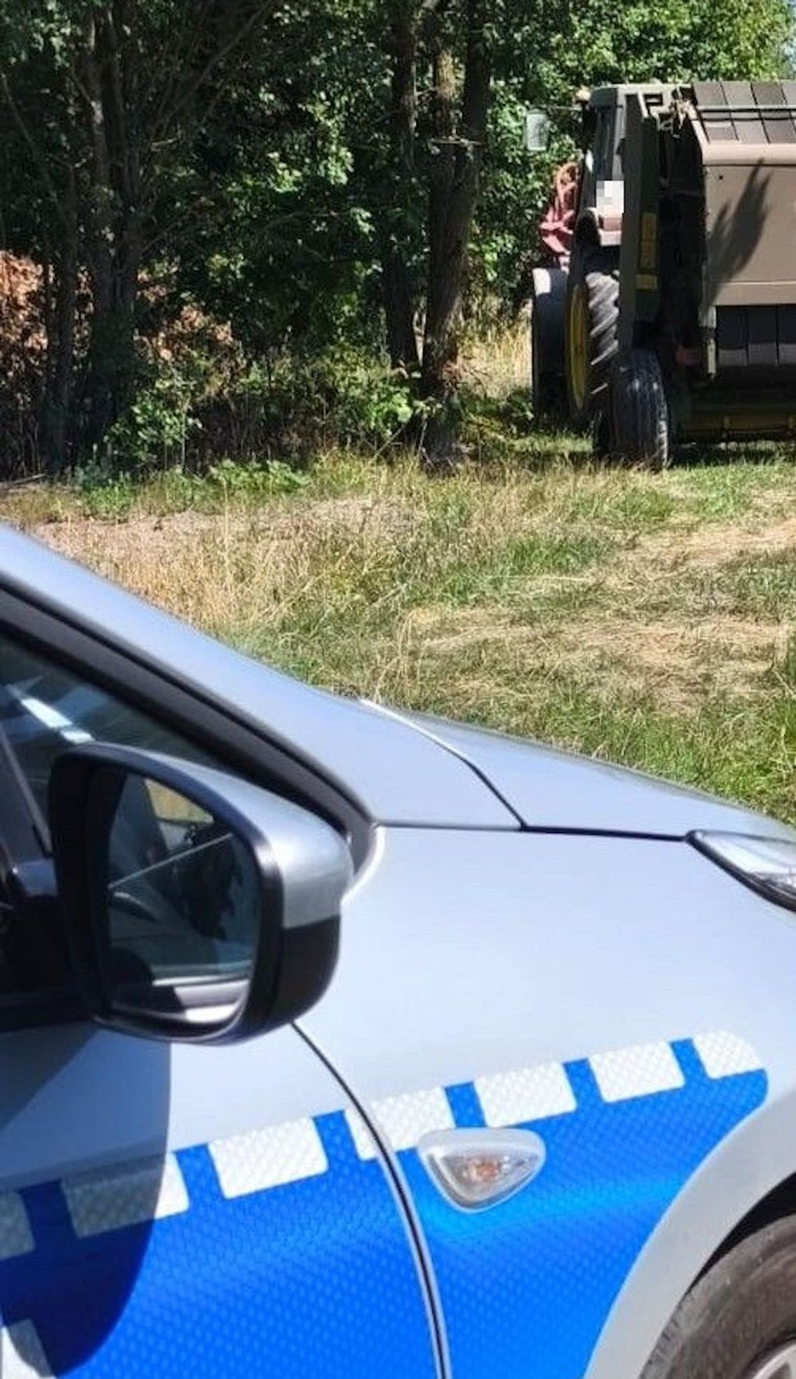 Tragedia podczas prac polowych. Ciągnik przejechał mężczyznę leżącego przy zaroślach