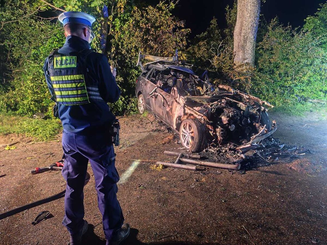 Tragiczna śmierć 19-latka. Mercedes w ogniu po uderzeniu w drzewo, kierowca spłonął w aucie Tragiczna śmierć 19-latka. Mercedes w ogniu po uderzeniu w drzewo, kierowca spłonął w aucie