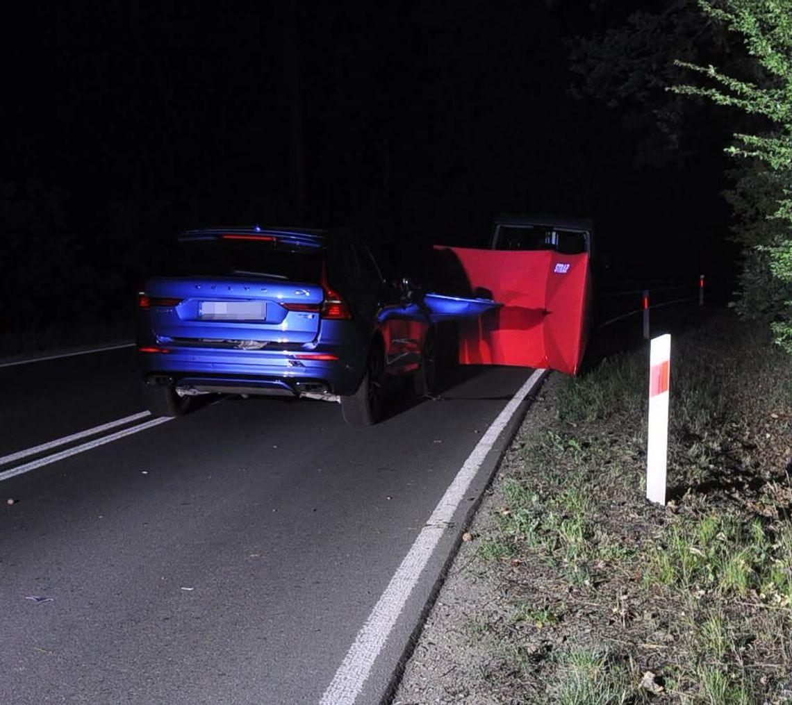 Tragiczna śmierć pieszego na nieoświetlonej drodze. Mężczyzna nie miał elementów odblaskowych Tragiczna śmierć pieszego na nieoświetlonej drodze. Mężczyzna nie miał elementów odblaskowych