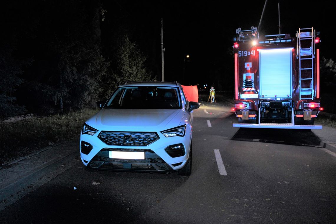 Tragiczna śmierć pod kołami samochodu. 37-latek leżał na jezdni Tragiczna śmierć pod kołami samochodu. 37-latek leżał na jezdni