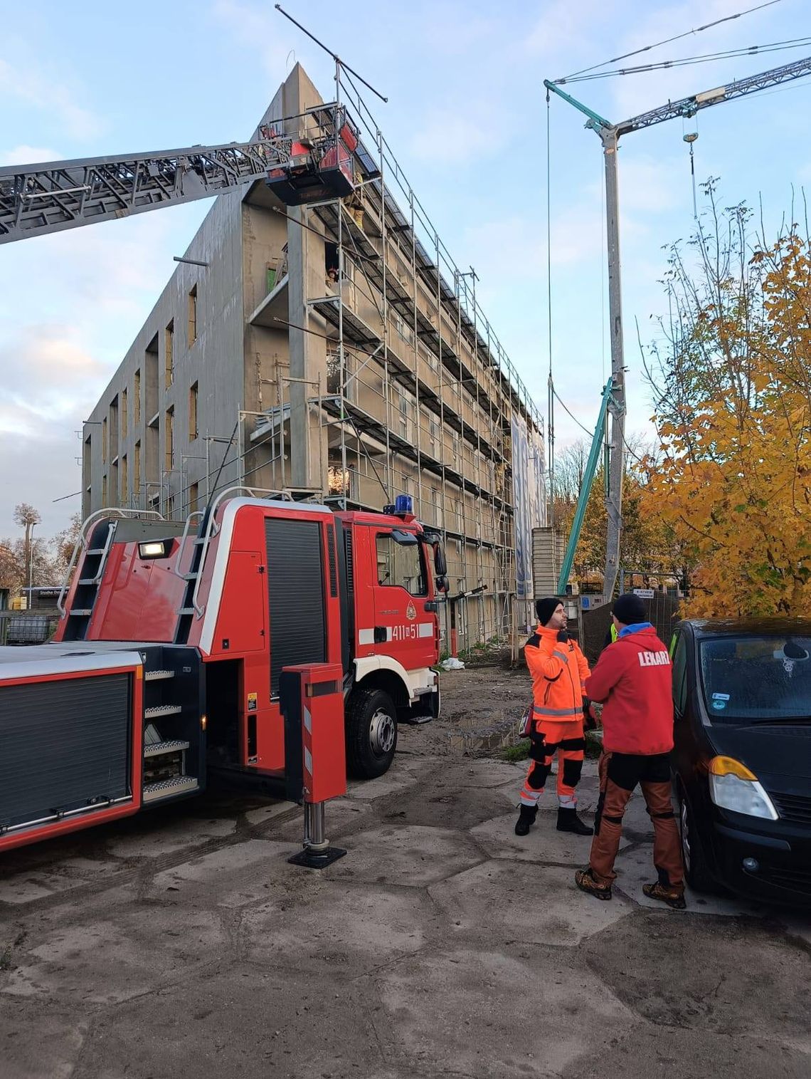 Tragiczne zdarzenie na budowie. Zwłoki mężczyzny znaleziono między rusztowaniem a ścianą bloku