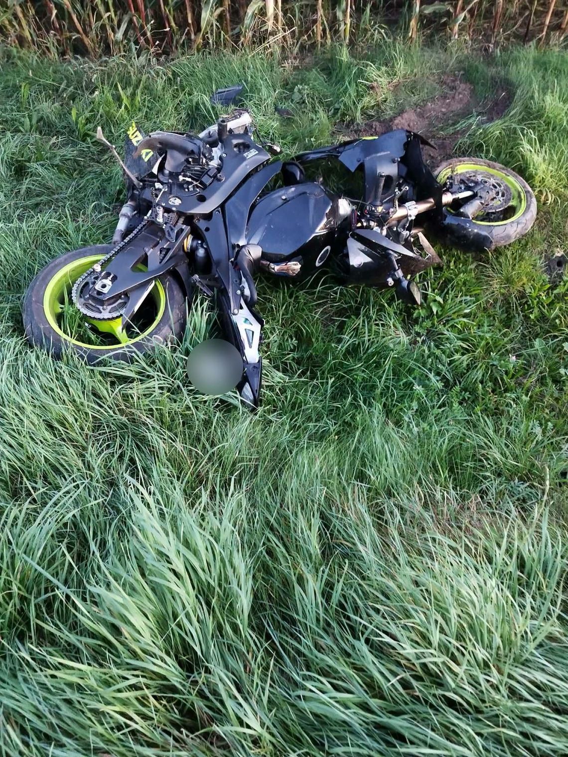 Tragiczne zderzenie Suzuki z koparko-ładowarką. Motocyklista zginął na miejscu Tragiczne zderzenie Suzuki z koparko-ładowarką. Motocyklista zginął na miejscu