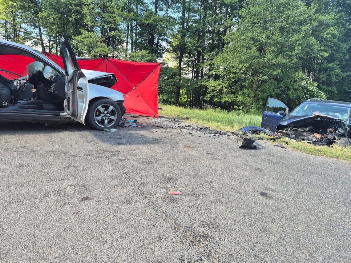Tragiczne zderzenie volkswagena i audi. Zginął młody kierowca, pięć osób w szpitalu Tragiczne zderzenie volkswagena i audi. Zginął młody kierowca, pięć osób w szpitalu