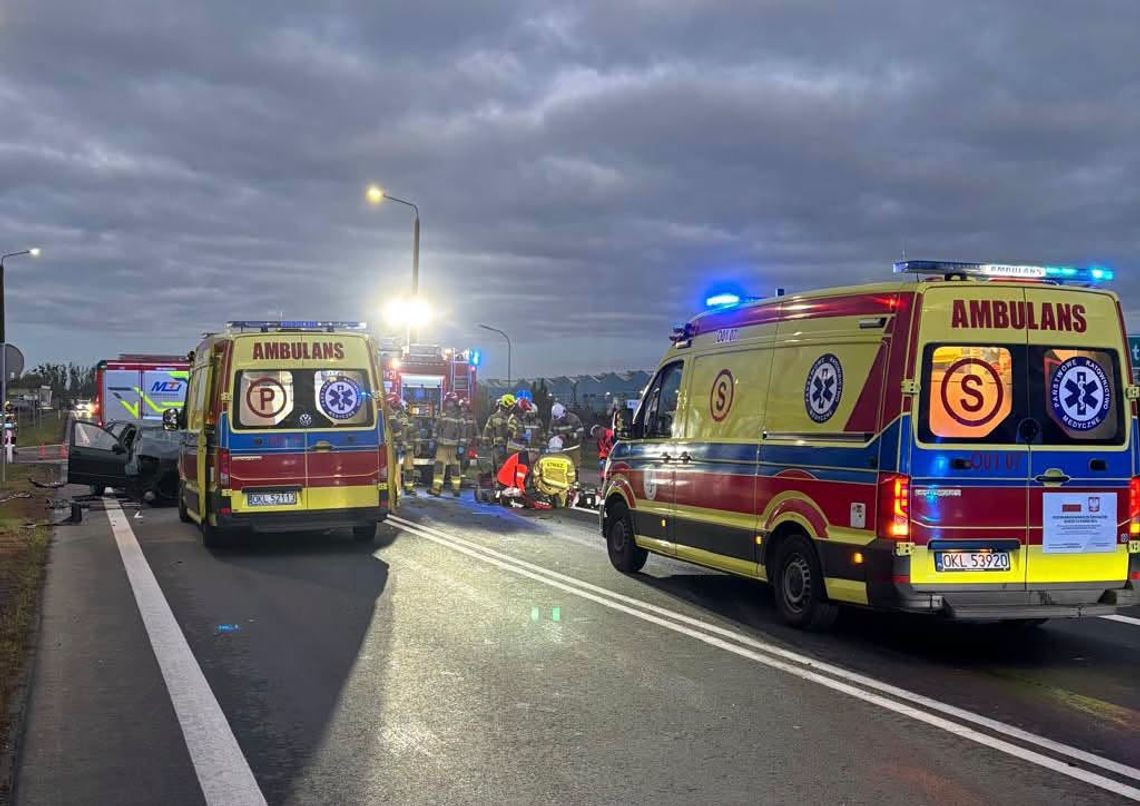 Tragiczne zderzenie w piątkowy poranek. Kierowca Skody zginął, pasażer trafił do szpitala Tragiczne zderzenie w piątkowy poranek. Kierowca Skody zginął, pasażer trafił do szpitala