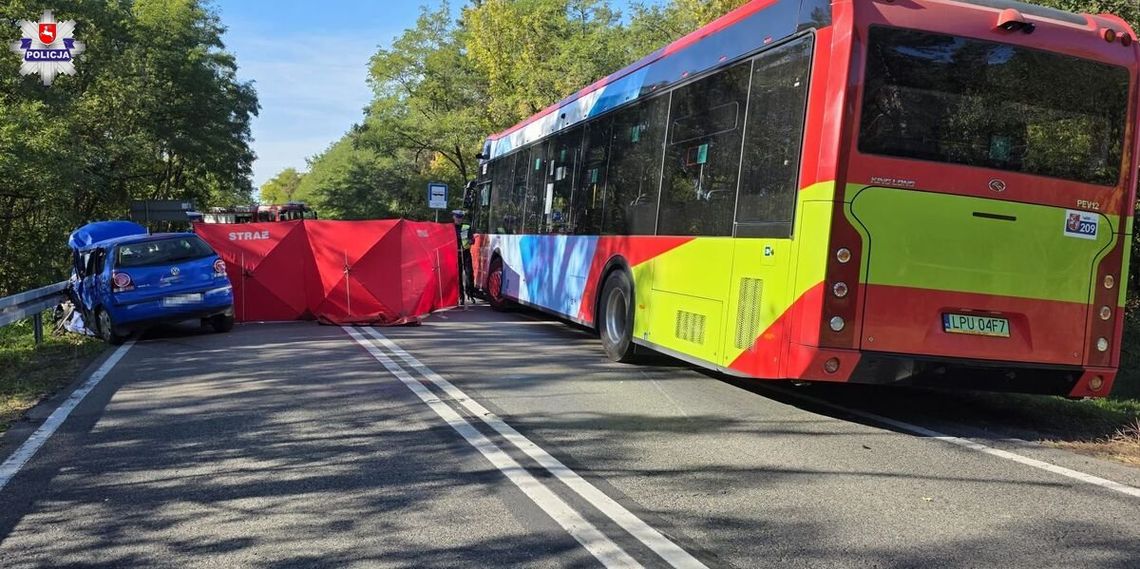 Tragiczne zderzenie z autobusem. Kierowca Volkswagena nie żyje, cztery osoby zostały ranne Tragiczne zderzenie z autobusem. Kierowca Volkswagena nie żyje, cztery osoby zostały ranne