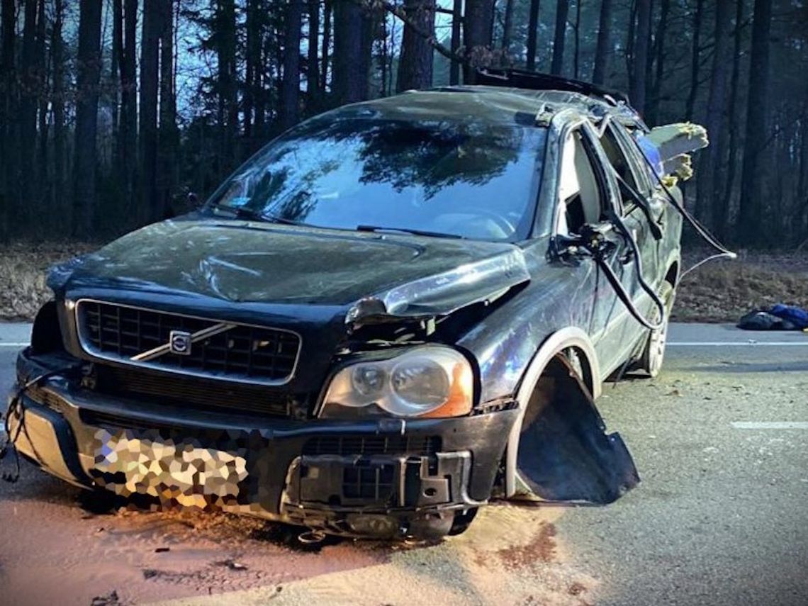 Tragiczny finał dachowania volvo. Kierowca miał pas za plecami - podczas wypadku wyrzuciło go z auta Tragiczny finał dachowania volvo. Kierowca miał pas za plecami - podczas wypadku wyrzuciło go z auta