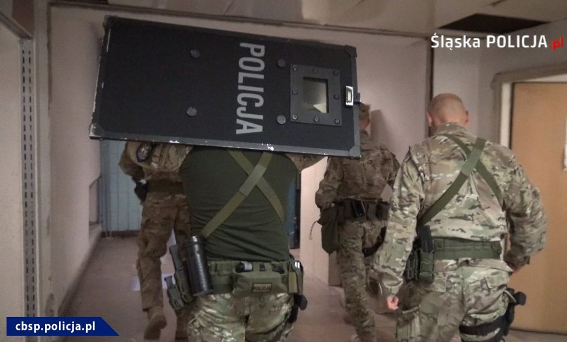 Tragiczny finał interwencji. Nie żyje mężczyzna, który z szablami w ręku rzucił się na mundurowych Tragiczny finał interwencji. Nie żyje mężczyzna, który z szablami w ręku rzucił się na mundurowych