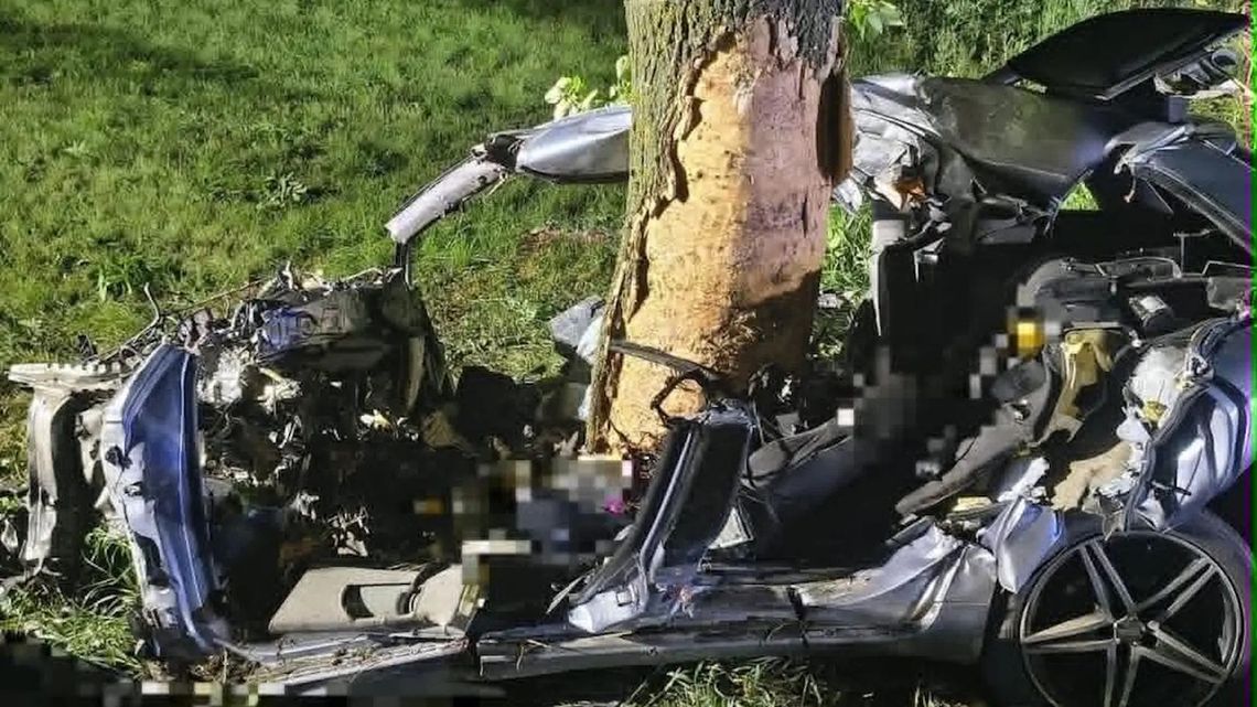 Tragiczny finał nocnej jazdy. Audi z potężną siłą uderzyło w przydrożne drzewo Tragiczny finał nocnej jazdy. Audi z potężną siłą uderzyło w przydrożne drzewo