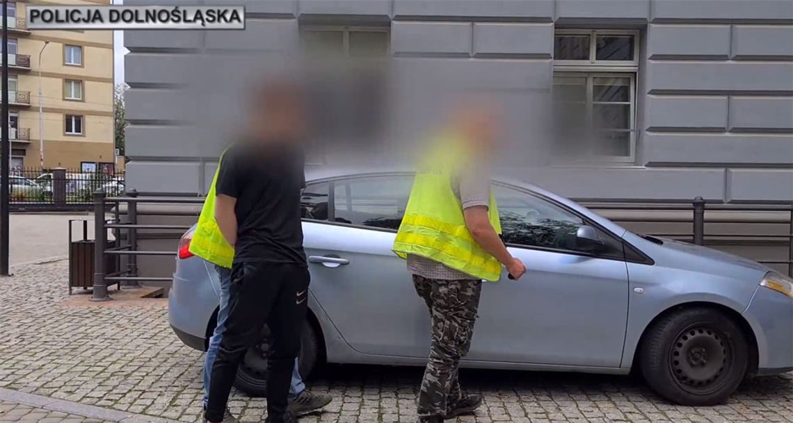 Tragiczny finał poszukiwań 16-letniego chłopaka. Ciało znaleziono w zamkniętym mieszkaniu. Policja zatrzymała trzy osoby. WIDEO