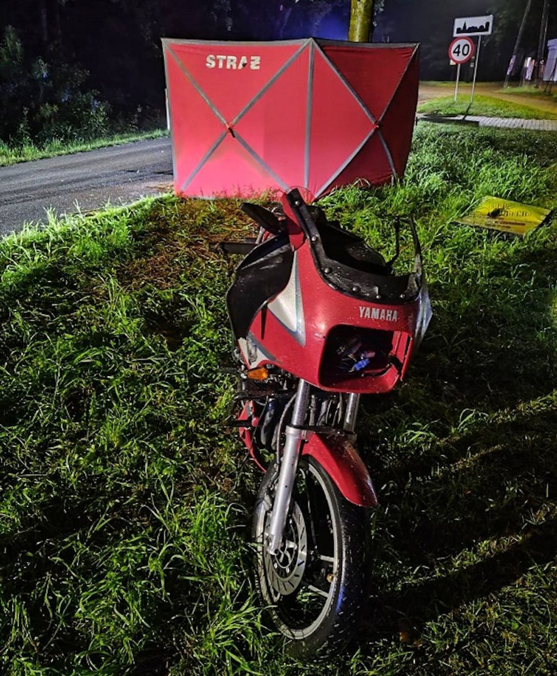 Tragiczny finał przejażdżki motocyklem. 43-letni mężczyzna zginął po uderzeniu w drzewo