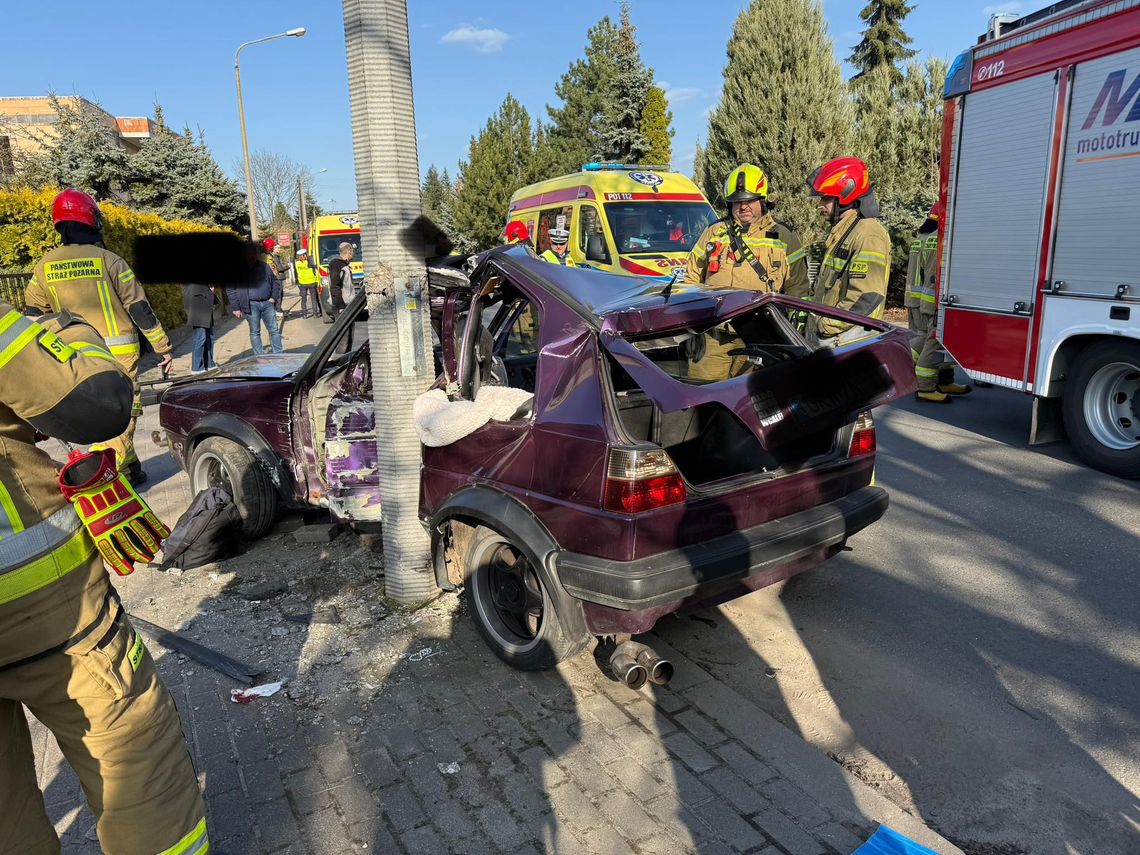 Tragiczny finał przejażdżki ze znajomymi. Golf zwinął się wokół latarni. Nie żyje 17-letni kierowca. Nie miał prawa jazdy