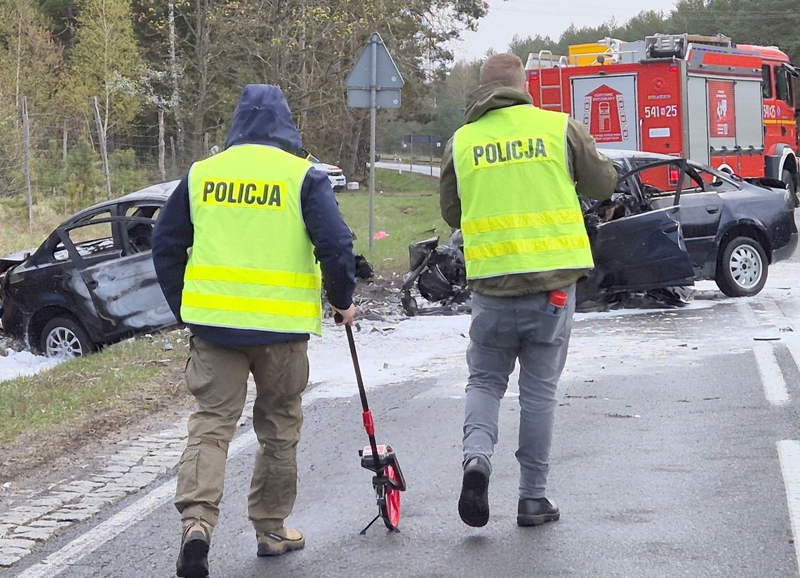 Tragiczny finał ucieczki przed policją. Audi i Mitsubishi stanęły w ogniu, obaj kierowcy zginęli