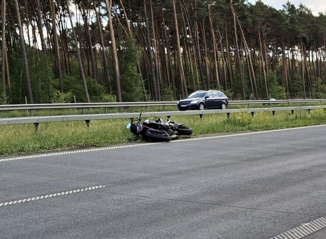 Tragiczny finał uderzenia w bariery. Reanimowany motocyklista zmarł w szpitalu Tragiczny finał uderzenia w bariery. Reanimowany motocyklista zmarł w szpitalu