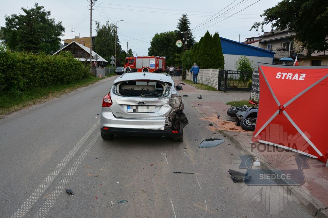 Tragiczny finał wypadku na skrzyżowaniu. Motocyklista uderzył w osobówkę i zginął na miejscu Tragiczny finał wypadku na skrzyżowaniu. Motocyklista uderzył w osobówkę i zginął na miejscu