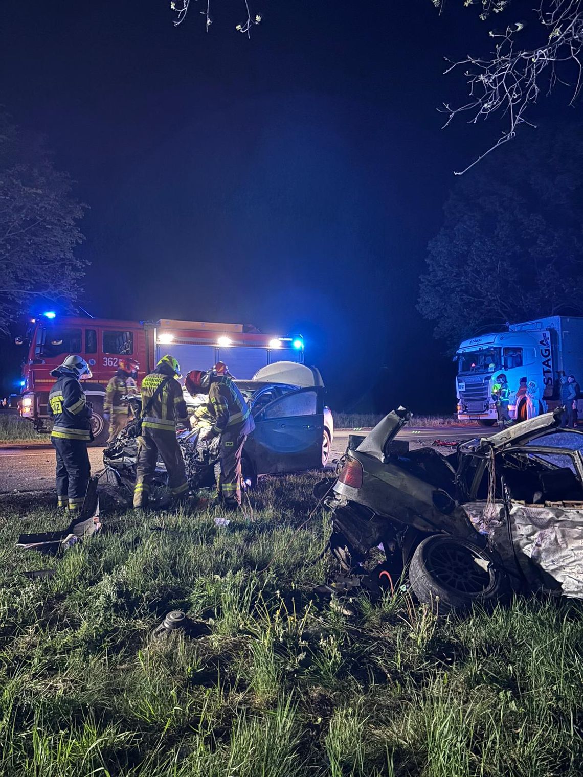 Tragiczny finał wyprzedzania. BMW roztrzaskało się o Opla, 19-latek zginął na miejscu Tragiczny finał wyprzedzania. BMW roztrzaskało się o Opla, 19-latek zginął na miejscu