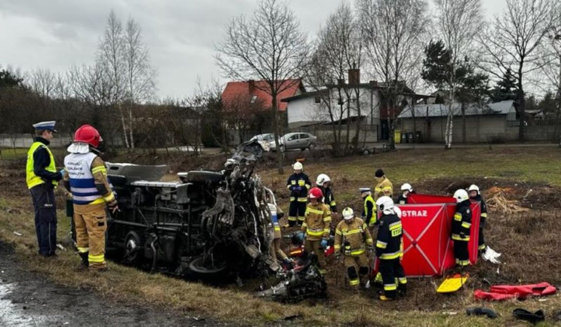 Tragiczny finał zderzenia busa i ciężarówki. Pasażerka zginęła na miejscu, kierowca zmarł po przetransportowaniu do szpitala