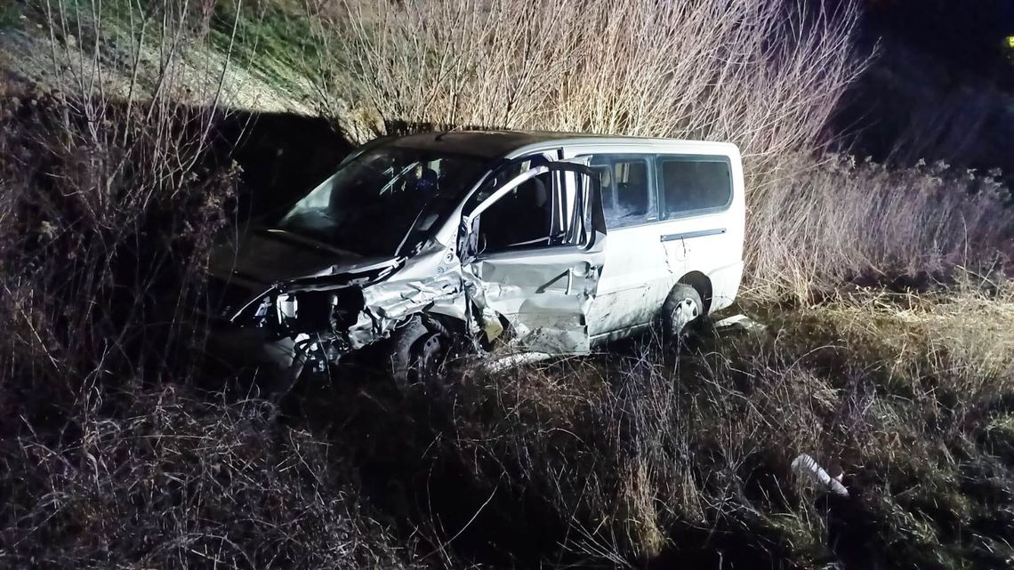 Tragiczny finał zderzenia busa i dwóch osobówek. W wypadku zginęła 40-letnia kobieta [FOTO]