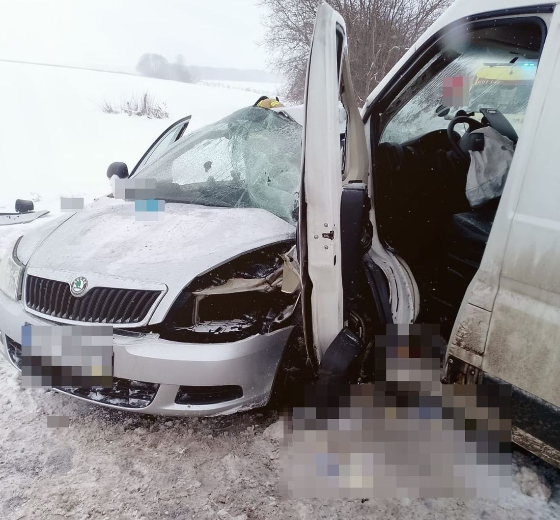 Tragiczny finał zderzenia Skody i dostawczego Peugeota. 18-latek zginął na miejscu