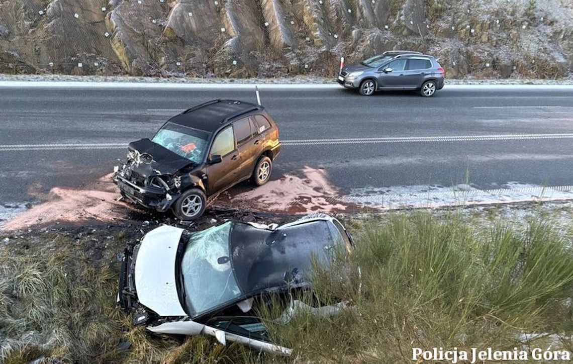 Tragiczny finał zderzenia trzech pojazdów. Zginęła kobieta, dwie osoby zostały ranne [FOTO]