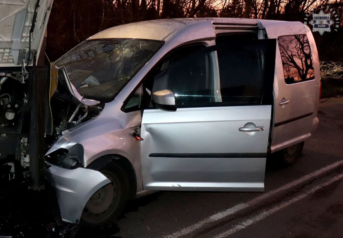 Tragiczny finał zderzenia volkswagena i autobusu miejskiego. 41-letni kierowca nie przeżył wypadku