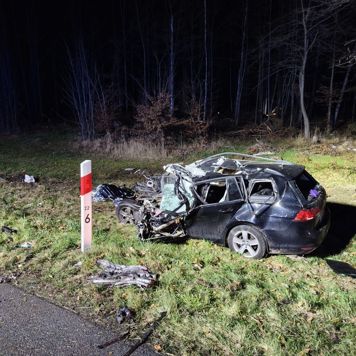 Tragiczny finał zderzenia volkswagena i ciężarówki na DK 92. W wypadku zginął kierowca osobówki Tragiczny finał zderzenia volkswagena i ciężarówki na DK 92. W wypadku zginął kierowca osobówki