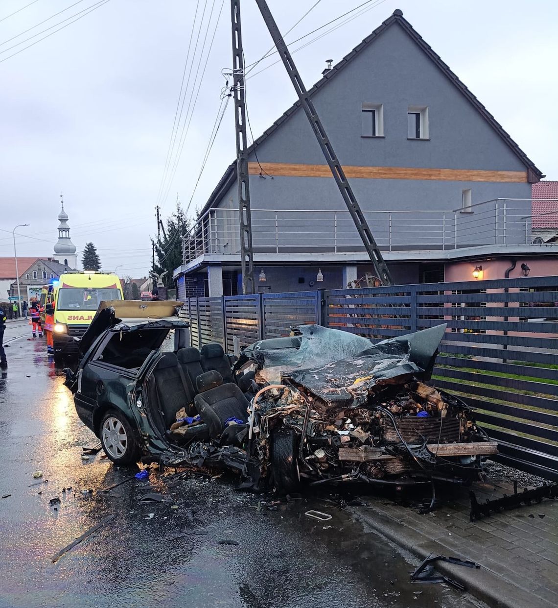 Tragiczny poranek na krajowej "8". Trzy osoby zginęły w zderzeniu samochodu osobowego z ciężarówką