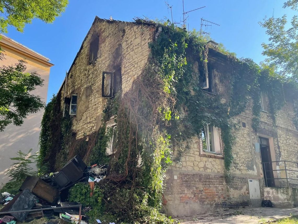 Tragiczny pożar kamienicy w Lubinie. W spalonym budynku znaleziono dwa ciała