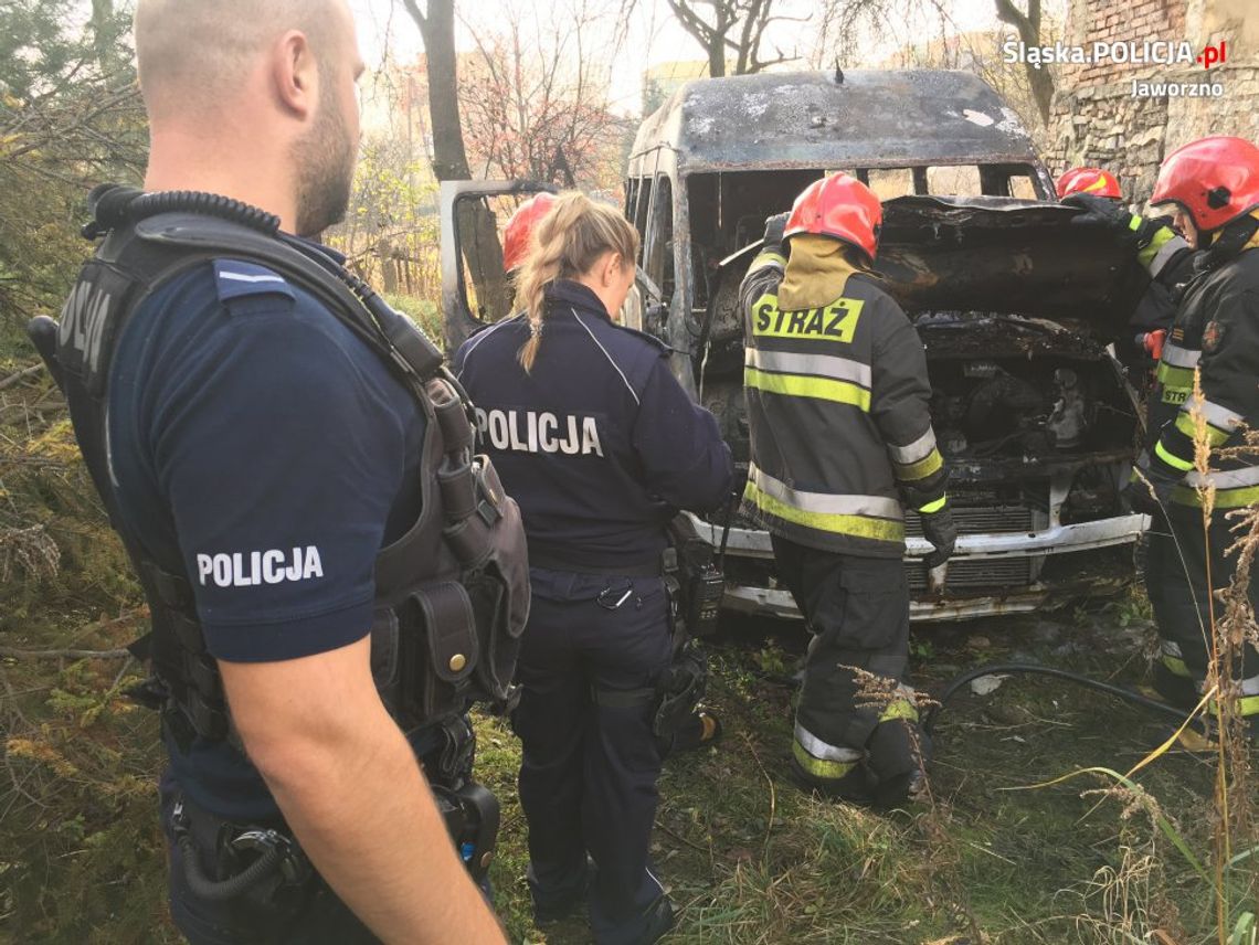 Tragiczny pożar samochodu. Wewnątrz busa znaleziono zwęglone zwłoki