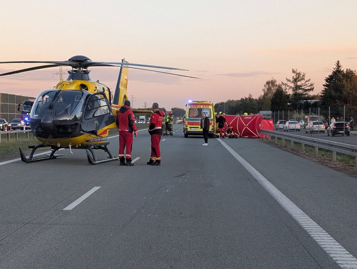 Tragiczny wieczór na ekspresówce. Suzuki wbiło się w tył Volkswagena, nie żyje 36-letni motocyklista