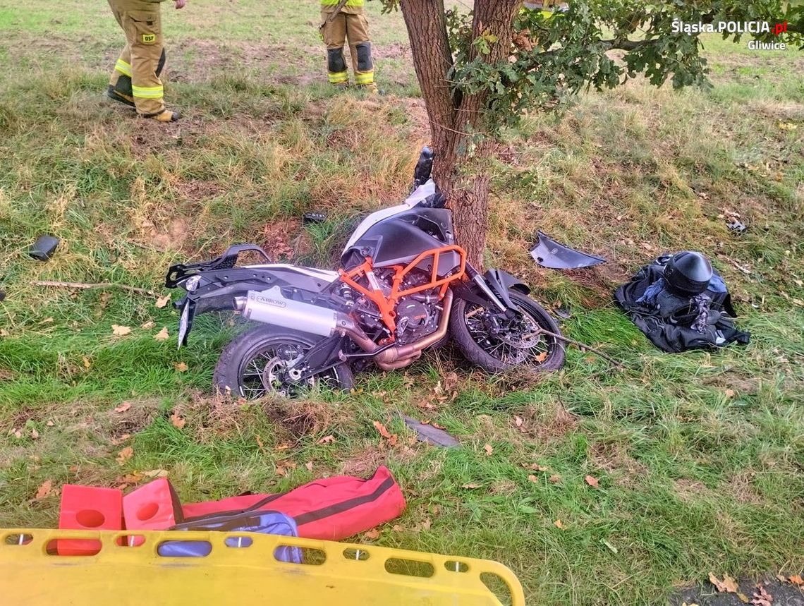 Tragiczny wypadek motocyklisty. Podczas wyprzedzania auta zjechał z drogi i uderzył w drzewo