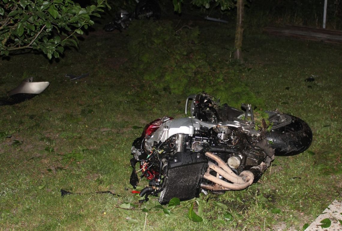 Tragiczny wypadek motocyklisty. Uderzył w znak, ogrodzenie, a na koniec w blaszany garaż