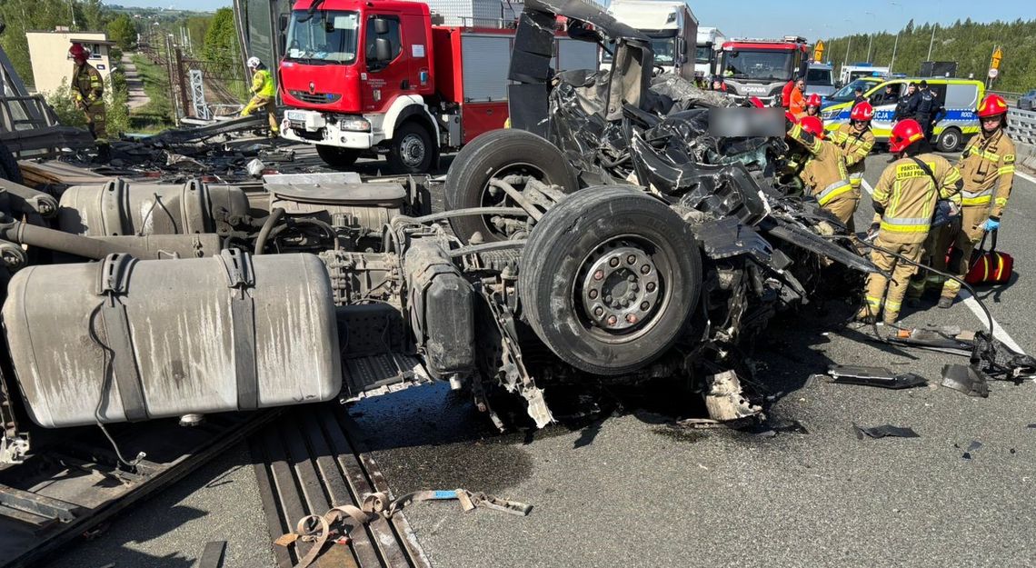 Tragiczny wypadek na autostradzie A4. Kierowca ciężarówki zginął w kompletnie zniszczonym wozie