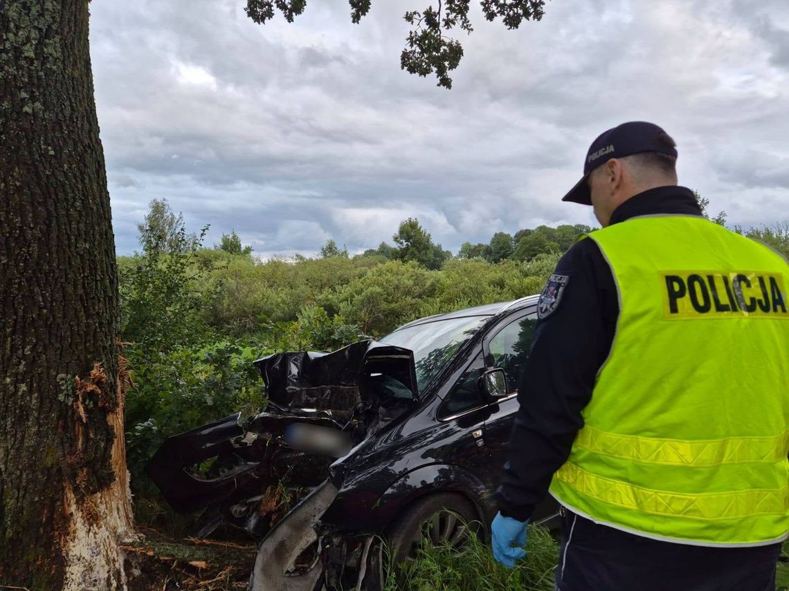 Tragiczny wypadek na drodze powiatowej. Opel uderzył w drzewo, kierowca zginął na miejscu Tragiczny wypadek na drodze powiatowej. Opel uderzył w drzewo, kierowca zginął na miejscu