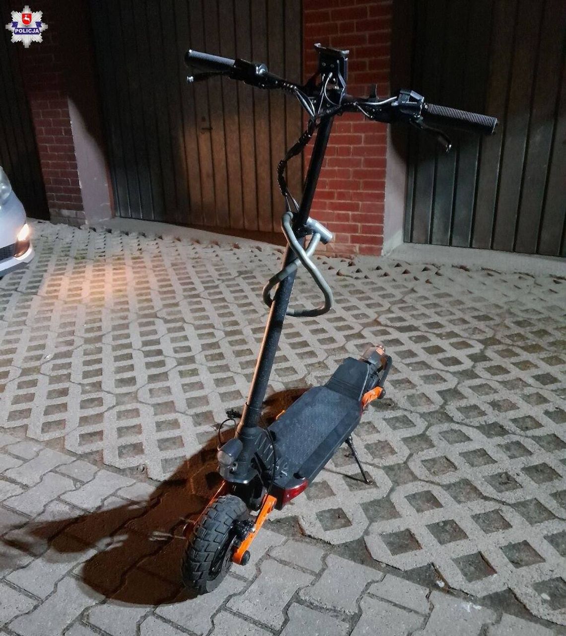 Tragiczny wypadek na hulajnodze elektrycznej. 27-letnia kobieta zginęła po uderzeniu głową w drogę Tragiczny wypadek na hulajnodze elektrycznej. 27-letnia kobieta zginęła po uderzeniu głową w drogę