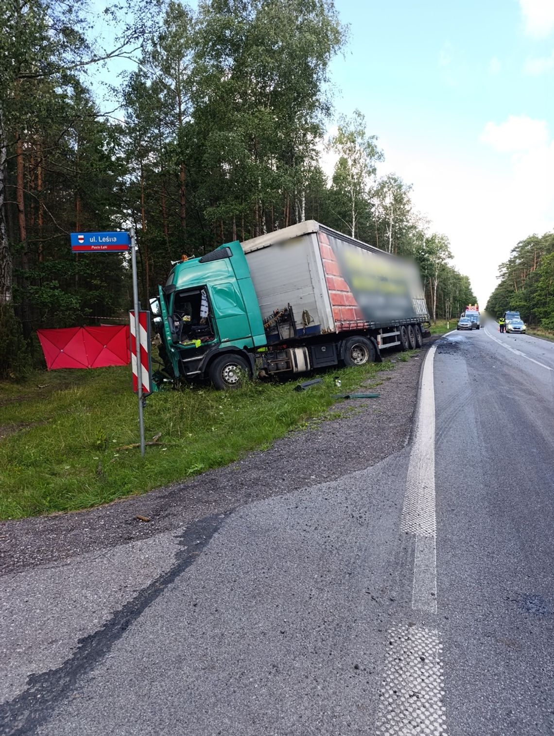 Tragiczny wypadek na krajówce. Kierowca Hondy zginął po czołowym zderzeniu z ciężarówką