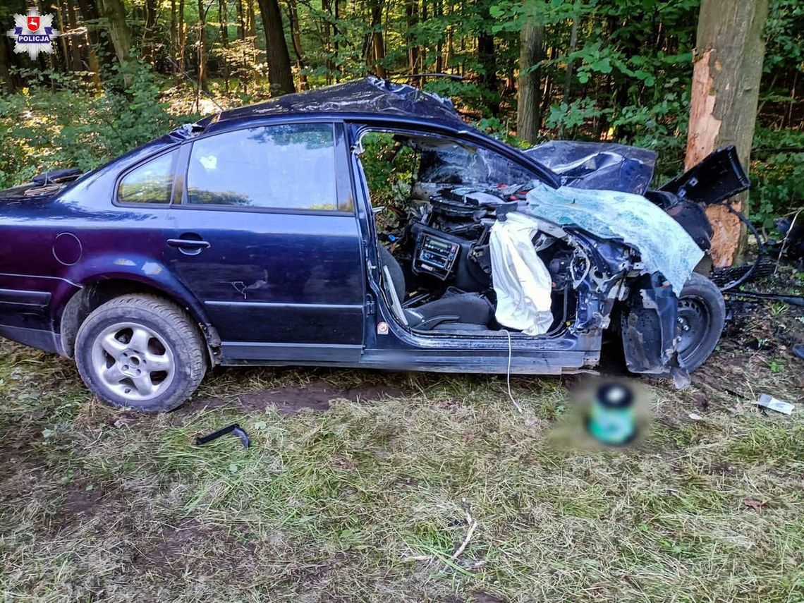 Tragiczny wypadek na krajowej 19. 32-letni kierowca na prostym odcinku wjechał w drzewo [FOTO]