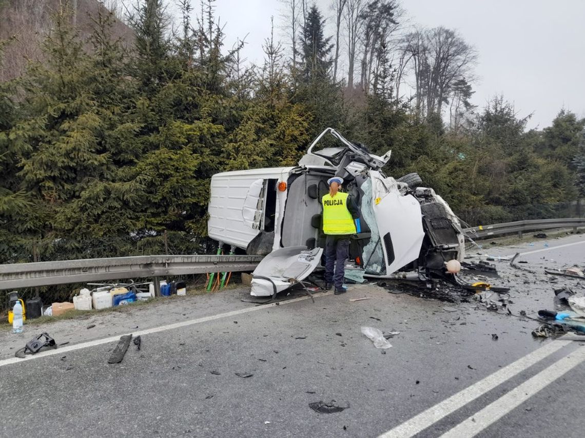 Tragiczny wypadek na krajowej 75. Zginęły dwie osoby, kolejnych 6 trafiło do szpitala