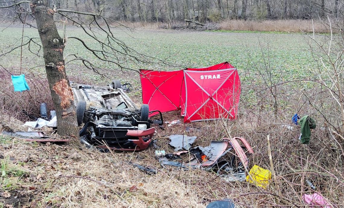 Tragiczny wypadek na Opolszczyźnie. Dwie osoby zginęły po dachowaniu samochodu osobowego