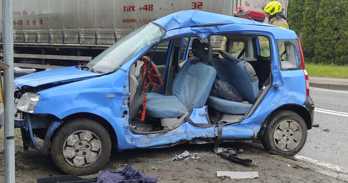 Tragiczny wypadek na Opolszczyźnie. Kierujący osobówką zginął po zderzeniu z samochodem ciężarowym