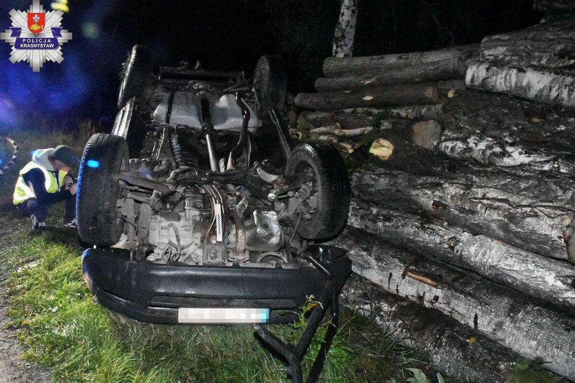 Tragiczny wypadek na prostym odcinku drogi. Samochód uderzył w stos drewna i dachował Tragiczny wypadek na prostym odcinku drogi. Samochód uderzył w stos drewna i dachował