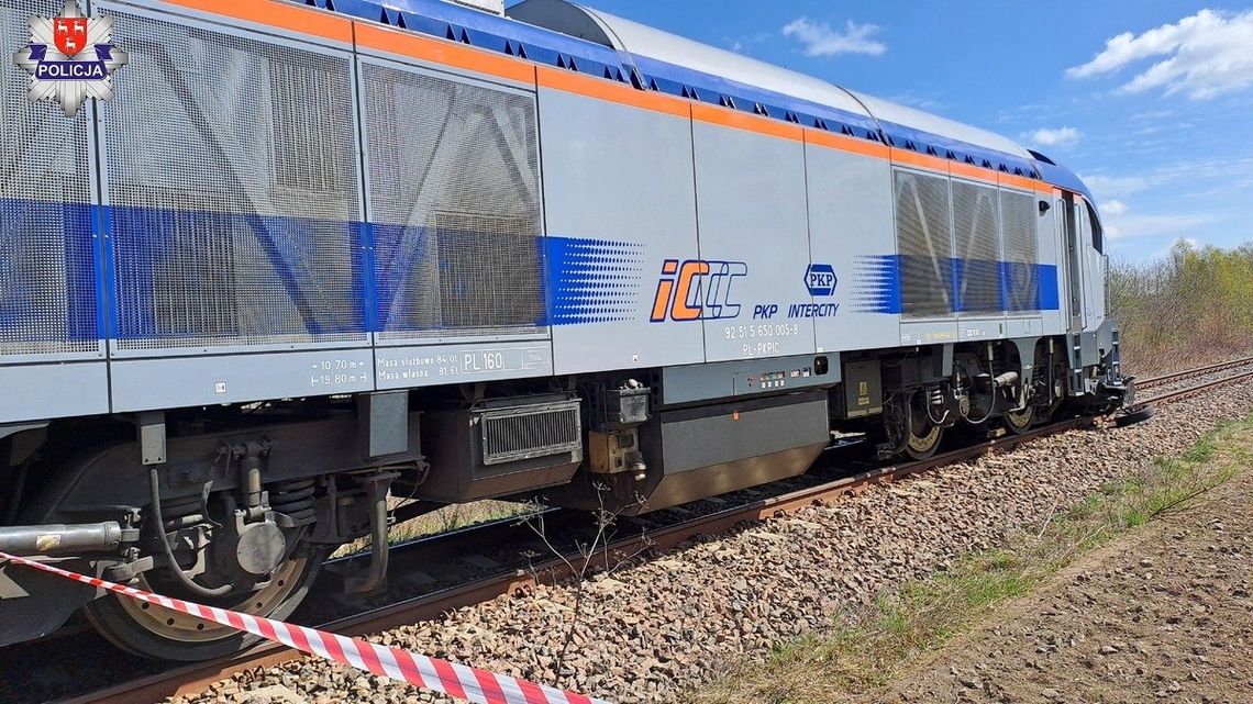 Tragiczny wypadek na przejeździe kolejowym. 77-latek wjechał microcarem przed lokomotywę