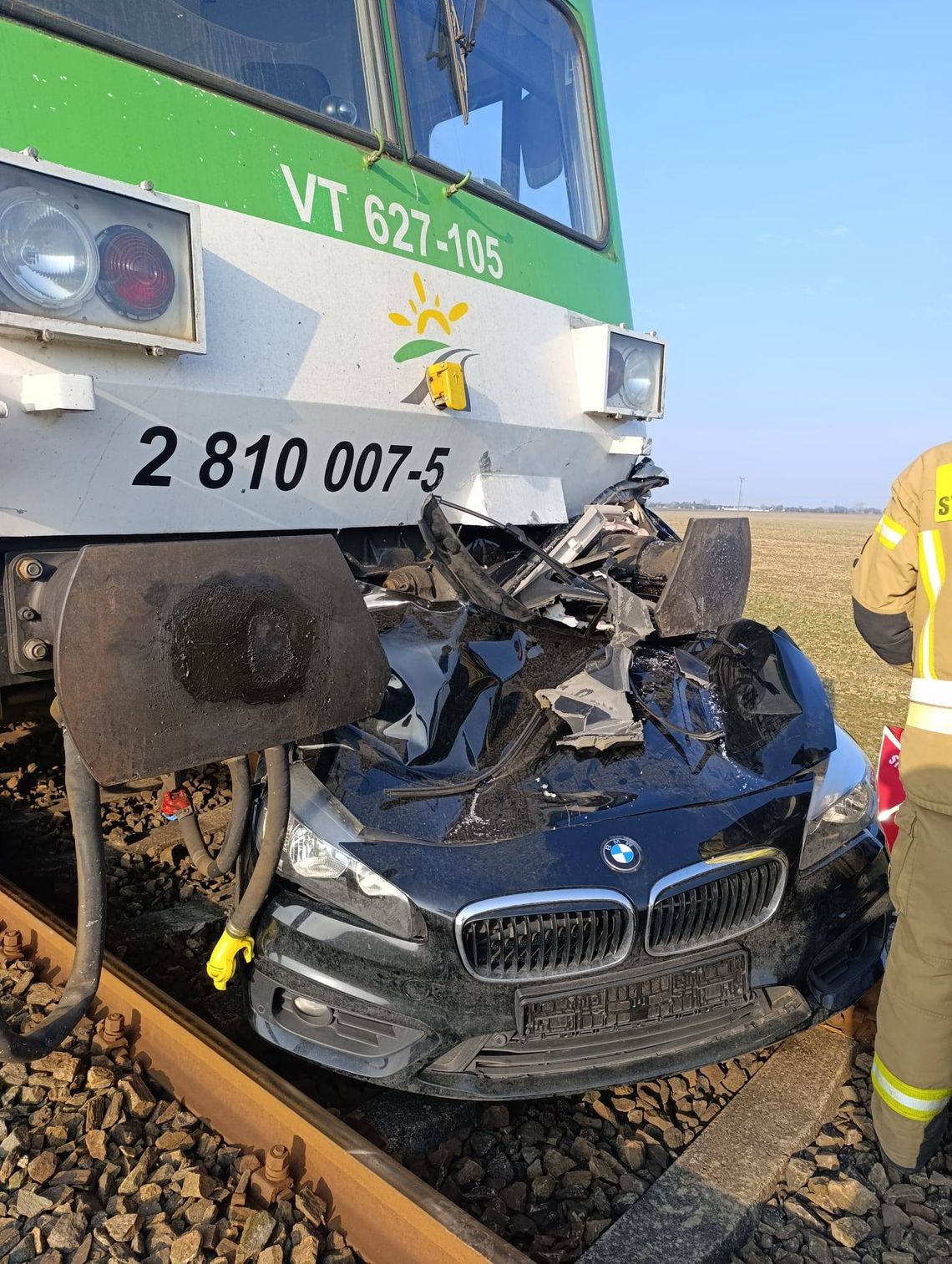 Tragiczny wypadek na przejeździe kolejowym. BMW wjechało pod szynobus, zginęła pasażerka auta Tragiczny wypadek na przejeździe kolejowym. BMW wjechało pod szynobus, zginęła pasażerka auta